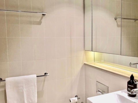 Pride Docklands Waterfront Apartment City View - Accommodation 4U 34