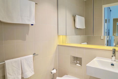 Pride Docklands Waterfront Apartment City View - Accommodation 4U 17