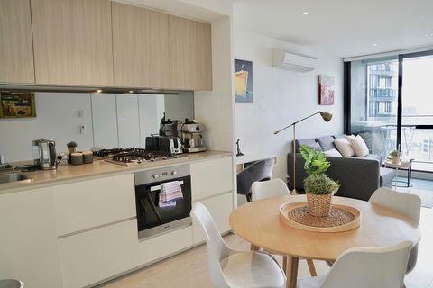 Pride Docklands Waterfront Apartment City View - Accommodation 4U 14