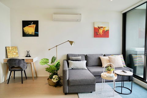 Pride Docklands Waterfront Apartment City View - Accommodation 4U 7