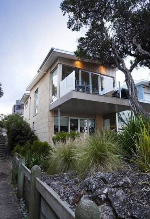 Battery Cove Beach Front Apartment - Accommodation 4U 0