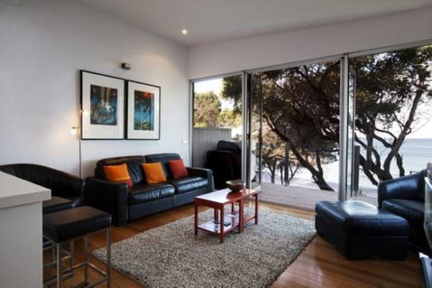 Battery Cove Beach Front Apartment - Accommodation 4U 1