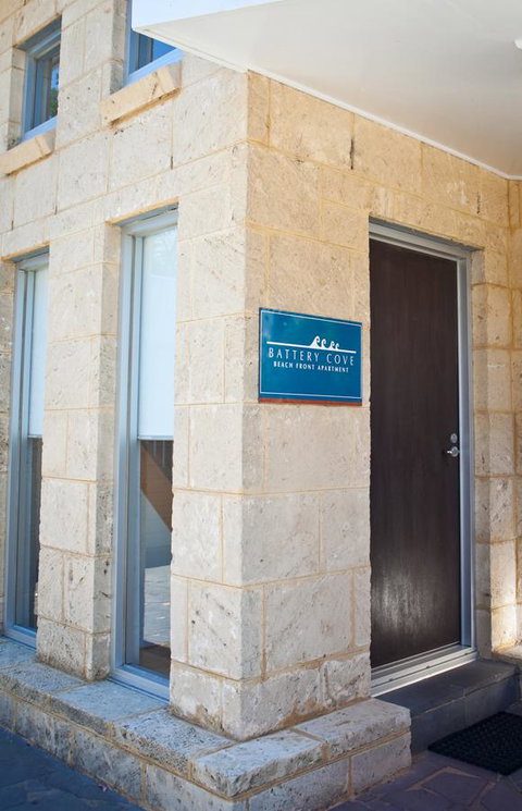 Battery Cove Beach Front Apartment - Accommodation 4U 6