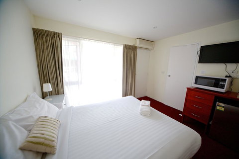 Sanctuary House Resort Motel - Accommodation 4U 5