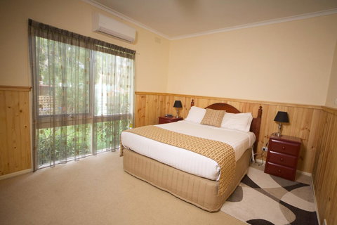 Sanctuary House Resort Motel - Accommodation 4U 13