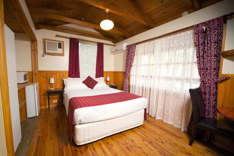 Sanctuary House Resort Motel - Accommodation 4U 1