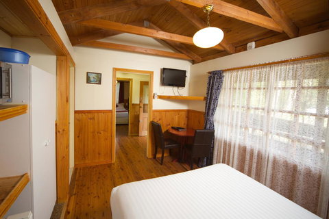 Sanctuary House Resort Motel - Accommodation 4U 17