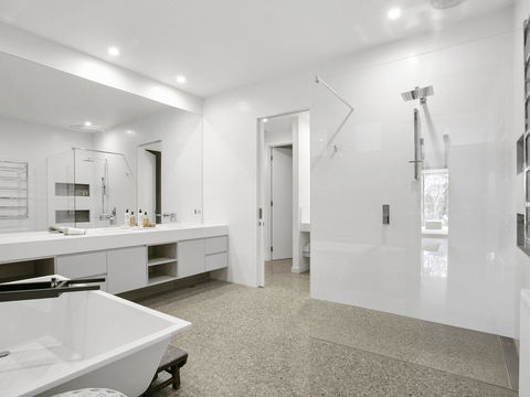 Lansdowne Villa - With Swimming Pool - Accommodation 4U 12