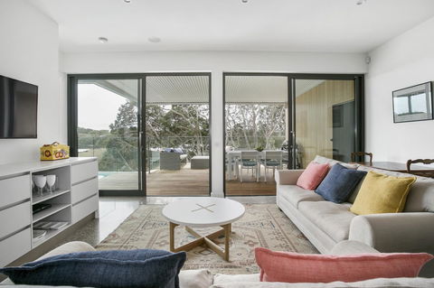 Lansdowne Villa - With Swimming Pool - Accommodation 4U 1