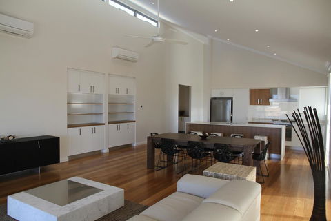 The Carnarvon Luxury Canal Home - Accommodation 4U 3