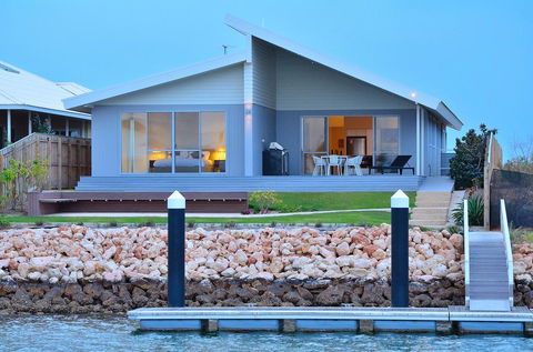 The Carnarvon Luxury Canal Home - Accommodation 4U 0