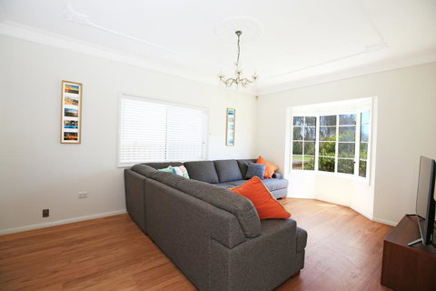 The Crescent - Pet Friendly - 1 Min To Beach - Accommodation 4U 2