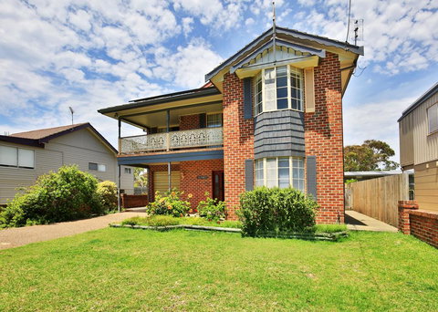 The Crescent - Pet Friendly - 1 Min To Beach - Accommodation 4U 1