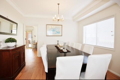 The Crescent - Pet Friendly - 1 Min To Beach - Accommodation 4U 3