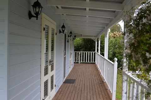 The Doll's House - Charming 2 Bedroom Cottage Just A Short Walk From The Village - Accommodation 4U 2