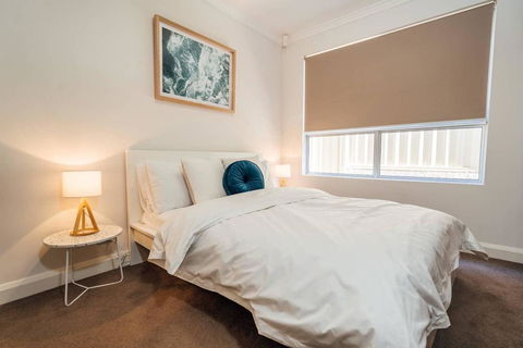 The Grand Oasis - Pool - Wifi - Mins From Beach - Accommodation 4U 1