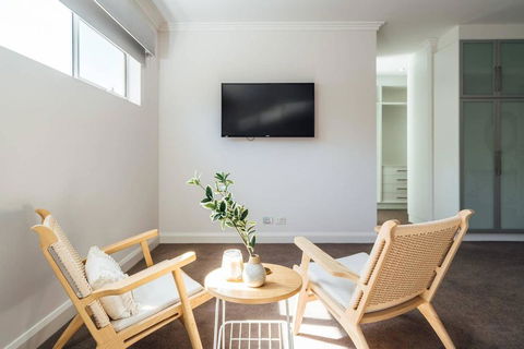 The Grand Oasis - Pool - Wifi - Mins From Beach - Accommodation 4U 3