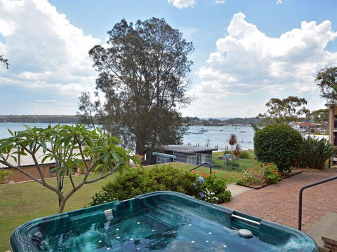 The House On The Lake @ Fishing Point, Lake Macquarie - Honestly Put The Line In And Catch Fish - Accommodation 4U 1