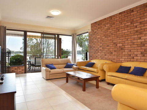 The House On The Lake @ Fishing Point, Lake Macquarie - Honestly Put The Line In And Catch Fish - Accommodation 4U 3