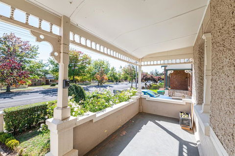The Pearl On Prince  Stylish Cottage, CBD, Wifi - Accommodation 4U 3