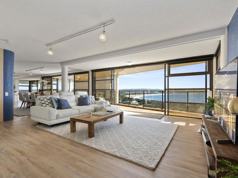 The Penthouse @ Point Cartwright - INSTANT HOTEL WINNER 2019 - Accommodation 4U 0