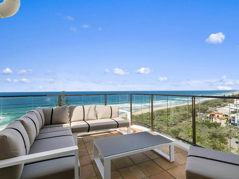 The Penthouse @ Point Cartwright - INSTANT HOTEL WINNER 2019 - Accommodation 4U 3