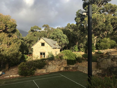 The Stone Cottage (with Tennis Court) - Accommodation 4U 2
