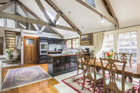 The Stone On The Hill - 3 Bedroom House - Accommodation 4U 2