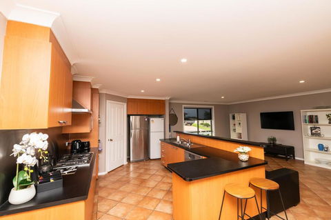 The Tinnock Entertainer Large & Comfy + Wifi - Accommodation 4U 3