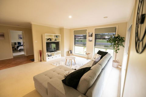The Tinnock Entertainer Large & Comfy + Wifi - Accommodation 4U 1