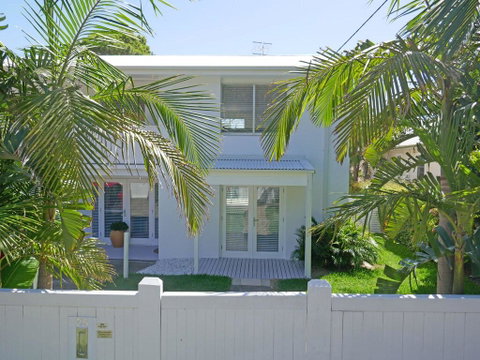 The White House', 25 Tomaree Road - Fantastic House With Pool, Linen FOXTEL & WII-U - Accommodation 4U 3