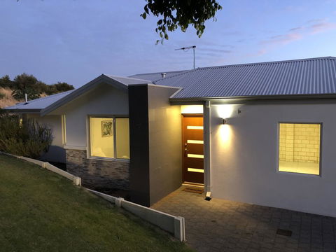 Three Bedroom, Two Bathroom Family Home - Accommodation 4U 0