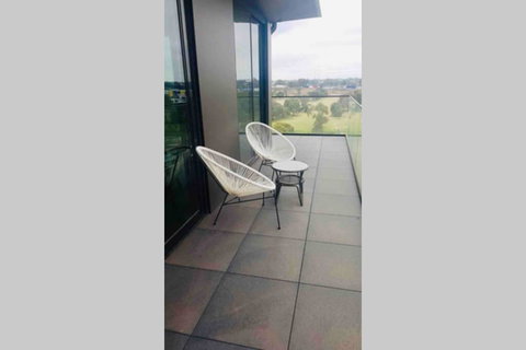 Top Floor Views, Yarraville, 2 Bedroom, 2bathroom - Accommodation 4U 0