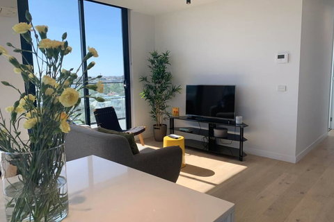 Top Floor Views, Yarraville, 2 Bedroom, 2bathroom - Accommodation 4U 2