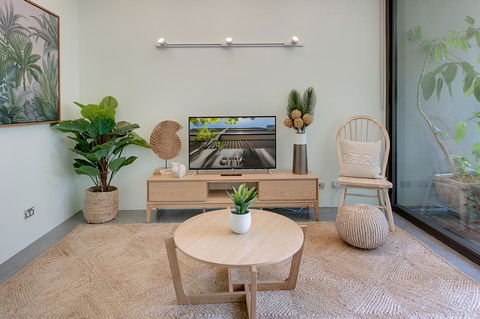 Tranquil Contemporary Hideaway In Hippest Area - Accommodation 4U 2