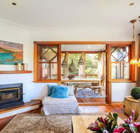 Treetops - elegant inviting designer cedar home - Accommodation 4U