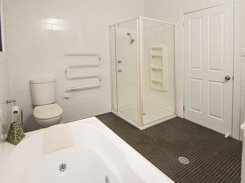 Tuppy's On The Lake - Accommodation 4U 3