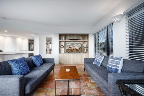 Tuscan Inspired Townhouse Minutes From The Beach - Accommodation 4U 3