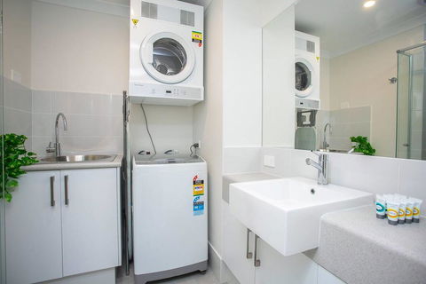 Ultimate Oasis Condo. Wifi + Netflix + Parking - Accommodation 4U 2