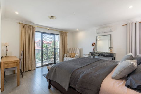 ULTRA SPACIOUS STYLISH HOME IN PRESTONS - SYDNEY - Accommodation 4U 2