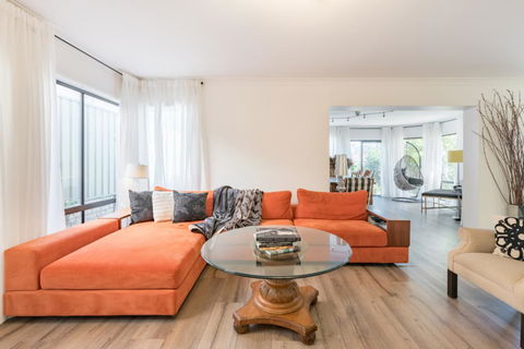 ULTRA SPACIOUS STYLISH HOME IN PRESTONS - SYDNEY - Accommodation 4U 0