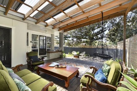 UMINA BEACH KOKOMO- Walk To The Beach, FAMILY And PET FRIENDLY Set Of 3 Vintage Original Holiday Flats & Vintage Caravan And Bat - Accommodation 4U 2