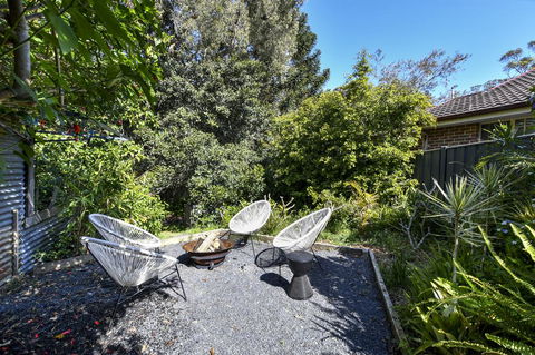 UMINA BEACH KOKOMO- Walk To The Beach, FAMILY And PET FRIENDLY Set Of 3 Vintage Original Holiday Flats & Vintage Caravan And Bat - Accommodation 4U 3