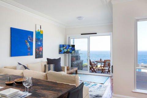 Unbelievable Clifftop Townhouse With Ocean Views - Accommodation 4U 1