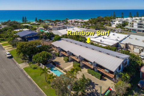 Unit 1 Rainbow Surf - Modern, Two Storey Townhouse With Large Shared Pool, Close To Beach And Shop - Accommodation 4U 2
