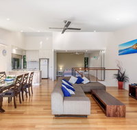 Unit 1 Rainbow Surf - Modern two storey townhouse with large shared pool close to beach and shop - Accommodation 4U
