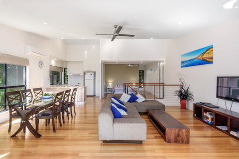 Unit 1 Rainbow Surf - Modern, Two Storey Townhouse With Large Shared Pool, Close To Beach And Shop - Accommodation 4U 0
