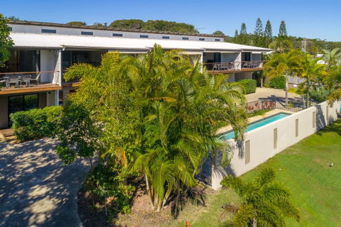 Unit 1 Rainbow Surf - Modern, Two Storey Townhouse With Large Shared Pool, Close To Beach And Shop - Accommodation 4U 3