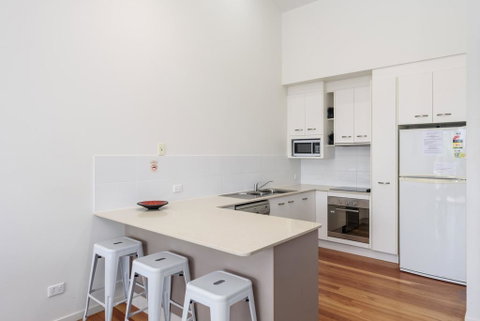 Unit 2 Rainbow Surf - Modern, Double Storey Townhouse With Large Shared Pool, Close To Beach And Shops - Accommodation 4U 1