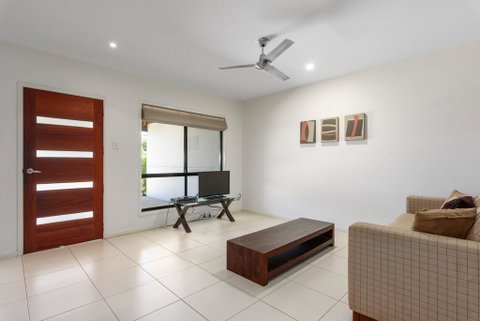 Unit 2 Rainbow Surf - Modern, Double Storey Townhouse With Large Shared Pool, Close To Beach And Shops - Accommodation 4U 2